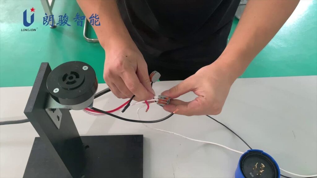 wire connector for twist lock photocell
